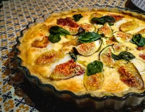 Tarte sucrée-salée aux figues, fromage de chèvre et basilic frais