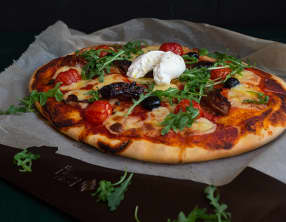 Pizza tomates cerises, tomates séchées, roquette et burrata