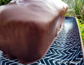 La confection d'un cake au chocolat noir