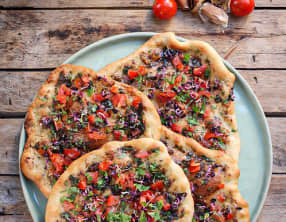 Pains plats et leur beurre à l'ail