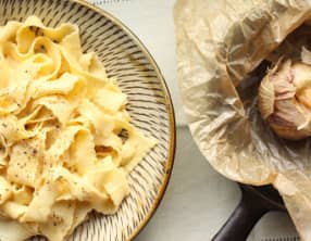 Pâtes au miso blanc et à l'ail rôti