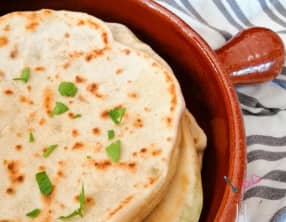 Pains pita farcis à la mozzarella, au comté et au persil