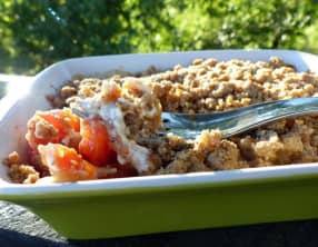 Crumble salé à la tomate et au chèvre frais