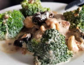 Sauté de porc aux brocoli, pruneaux et à la crème de coco