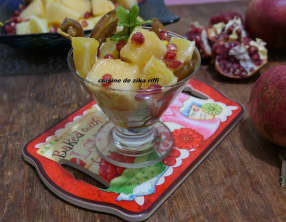 Verrines de salade de fruits orange grenade dattes et melon au miel