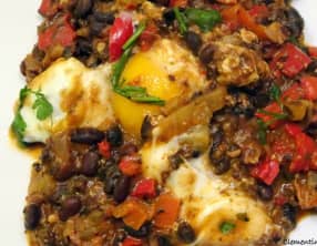 Ragoût de haricots noirs aux œufs