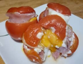 Les œufs en cocotte de tomates au jambon cru