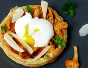 Tarte feuilletée aux girolles et oeuf mollet