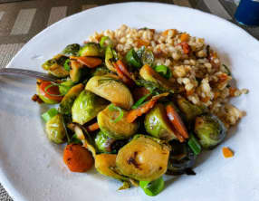 Wok de choux de Bruxelles à la sauce de soja