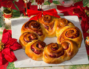 Couronne briochée de Noël aux canneberges