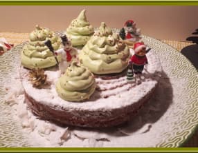 Gâteau au yaourt à la vanille, décoré de sapins de Noël meringués