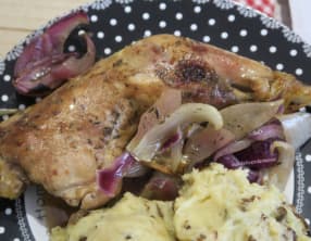 Cuisses de poulet aux oignons, balsamique et vin blanc