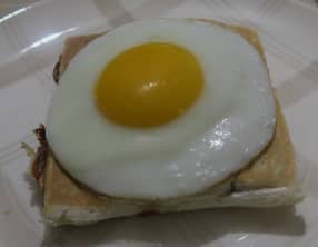 Croque-monsieur aux champignons, mozzarella et œuf