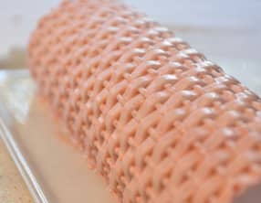 Bûche fraise, crémeux amande fève tonka