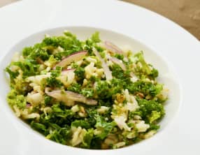 Salade de kale riz pomme et oignon rouge