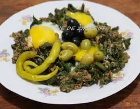 Épinards à l'ail aux oeufs et à la viande hachée