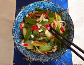 Wok de pak choï et pâtes udon