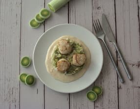 Fondue de poireaux, Saint-Jacques et crème de corail