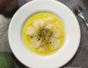 Carpaccio de Saint-Jacques au yuzu et fruits de la passion