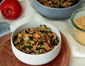 Orzo aux épinards et pois chiches à la tomate