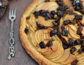 Tarte rustique aux pommes, figues et dattes