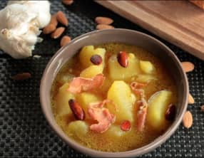 Soupe espagnole aux pommes de terre, ail et amandes