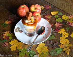 Verrines aux pommes confites et au caramel beurre salé