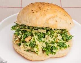 Burger au chou kale, pommes et fromage