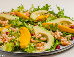 Salade d'hiver aux crevettes et fruits