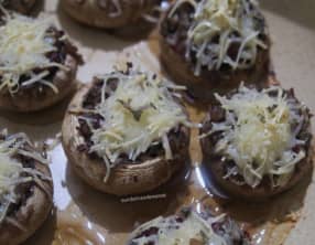 Champignons farcis au coulis de tomates et bresaola