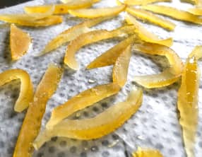 Écorces de pamplemousse confites