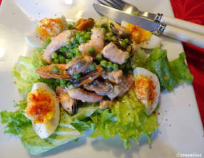 Salade de moules et crevettes à la mayonnaise rose