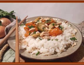 Curry rouge de légumes, cacahuètes et riz basmati