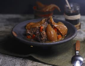 Sauté de sanglier aux poires tapées