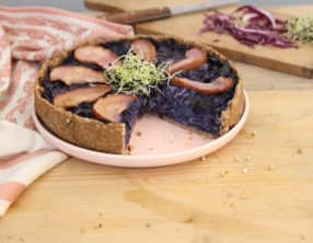 Tarte au chou rouge, tofu fumé et poire