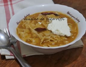 Pâtes fraîches aux pois chiches et à la tomate