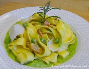 Pappardelles au speck et au safran sur crème de petits pois
