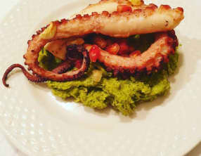 Poulpe rôti sur crème de brocoli et poireaux