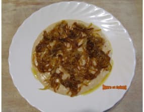 Purée de haricots blancs avec des oignons grillés