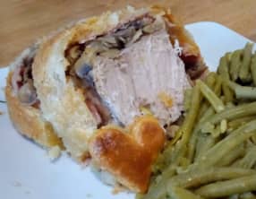 Le rôti de porc en croûte au jambon et champignons