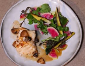 Lotte à l'ail noir, poireaux brûlés, mesclun