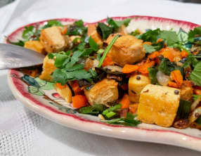 Tofu lacto-fermenté au tamari sauté aux légumes