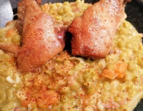 Manchons de canard confits et ragoût de pois cassés au piment d’Espelette