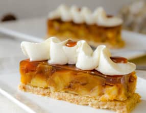 Pommes façon Tatin, sablé sésame et chantilly mascarpone