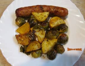 Saucisses de Toulouse au four avec des pommes de terre et des choux de Bruxelles