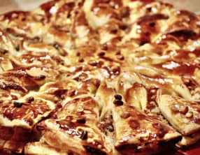 Tarte soleil au roquefort et aux pignons