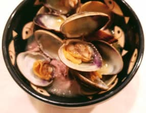 Nage de palourdes sur crème de haricots rouges