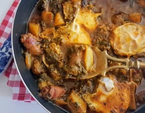 Chakchouka aux merguez, pommes de terre et épinards
