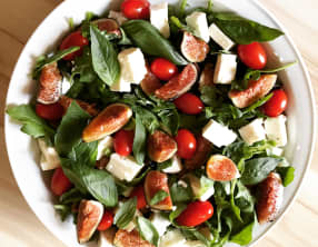 Salade de figues à la féta, sauce au miel
