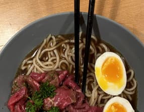 Ramen au carpaccio de bœuf et à l'œuf mollet